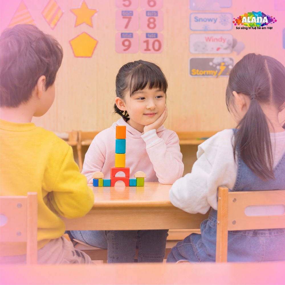Trẻ em vui chơi tại lớp học Alana